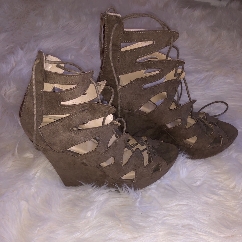 ADORABLE Wedges - Picture 2 of 4